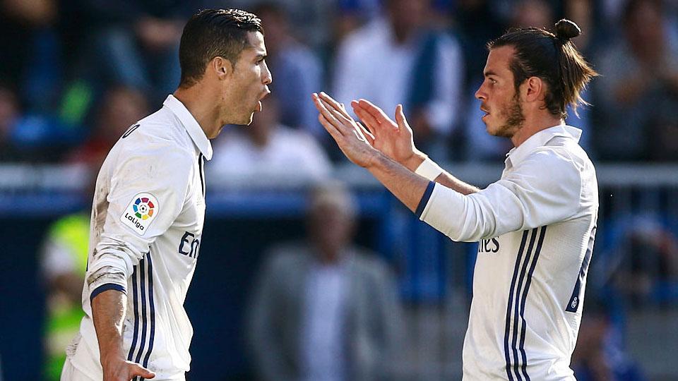 Indosport - Cristiano Ronaldo merayakan golnya bersama Gareth Bale.
